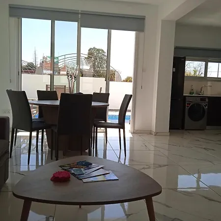 Calypso With A Private Pool فيلة باراليمني